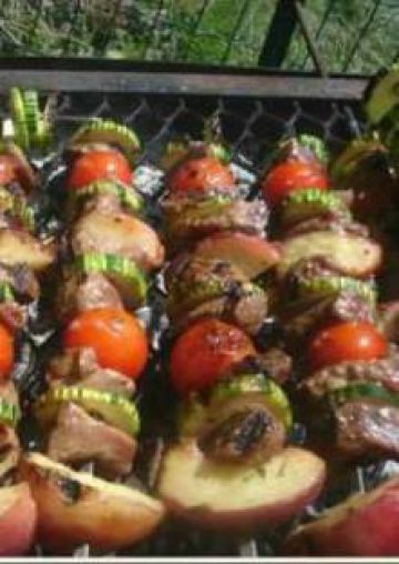 Brochettes de boeuf marinées sauce soja -miel- huile d'olive - basilic Brochettes de boeuf marinées sauce soja -miel- huile d'olive - basilic