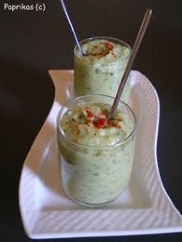 Smoothie avocat-concombre au romarin
