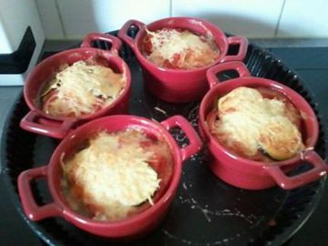Mini cocotte de gratin de courgettes, tomate et mozzarella Mini cocotte de gratin de courgettes, tomate et mozzarella