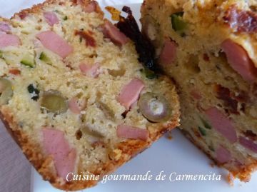 Cake salé aux saucisses de Strasbourg et courgettes Cake salé aux saucisses de Strasbourg et courgettes