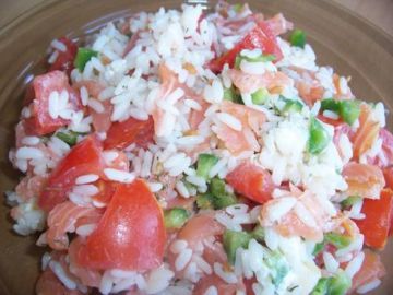 Salade de riz froid au saumon fumé et petits légumes Salade de riz froid au saumon fumé et petits légumes