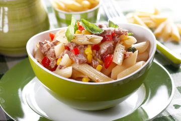 Salade de pâtes au thon, tomate et maïs Salade de pâtes au thon, tomate et maïs