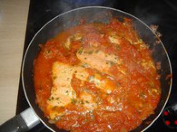 Saumon à la tomate et aux herbes Saumon à la tomate et aux herbes