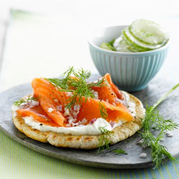 Petite pizza au saumon fumé et salade de concombre Petite pizza au saumon fumé et salade de concombre