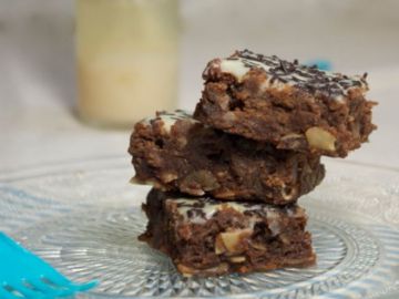 Brownies chocolat noir, amandes et glaçage chocolat blanc