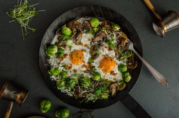 Omelette végétarienne aux champignons et choux de Bruxelles