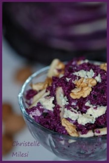 Salade de chou rouge, pommes, noix et roquefort