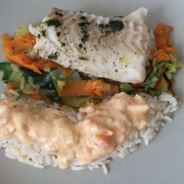 Dos de cabillaud sur tagliatelles de courgettes et carotte sauce curry Dos de cabillaud sur tagliatelles de courgettes et carotte sauce curry