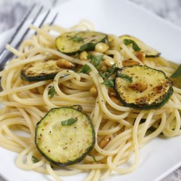 Spaghetti aux courgettes et pignons de pin Spaghetti aux courgettes et pignons de pin
