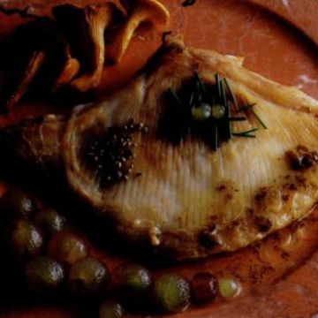 Raie rôtie en crépine, au raisin et girolles Raie rôtie en crépine, au raisin et girolles