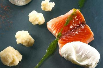 Pavé de saumon, chou-fleur et oeufs pochés, fromage blanc à la ciboulette Pavé de saumon, chou-fleur et oeufs pochés, fromage blanc à la ciboulette