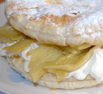 Feuilleté à la rhubarbe et à la chantilly