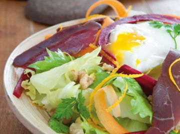 Salade d'automne, oeuf poché et magret fumé Salade d'automne, oeuf poché et magret fumé