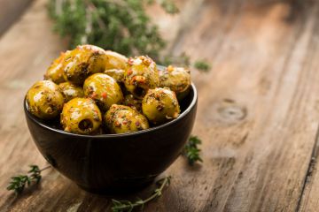 Olives marinées aux herbes