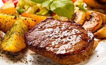 Faux-filet, champignons et pommes de terre