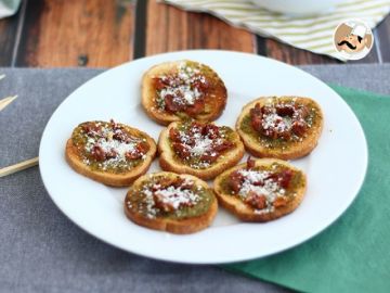 Toasts pesto, parmesan et tomates séchées Toasts pesto, parmesan et tomates séchées