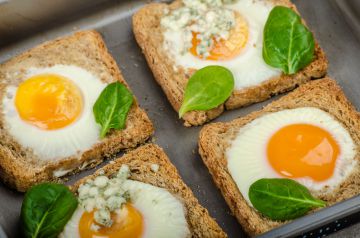 Egg boat toast au basilic