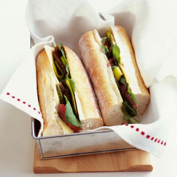 Sandwich de rôti de bœuf froid, épinards et cornichons Sandwich de rôti de bœuf froid, épinards et cornichons