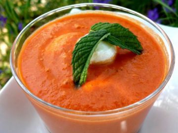 Soupe froide tomates - poivrons à la mozzarella Soupe froide tomates - poivrons à la mozzarella