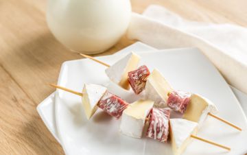 Mini brochettes de camembert au saucisson Mini brochettes de camembert au saucisson