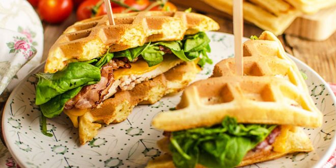 Gaufres de pomme de terre au jambon et au fromage Gaufres de pomme de terre au jambon et au fromage