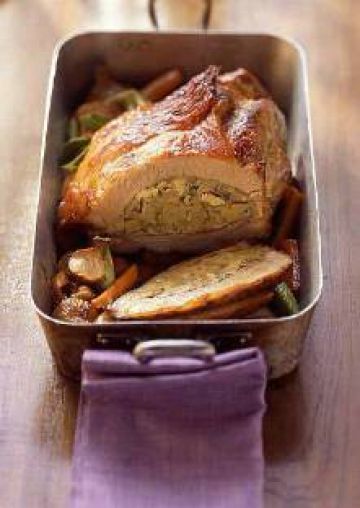 Poitrine de veau farcie aux pommes de terre sur lit de légumes Poitrine de veau farcie aux pommes de terre sur lit de légumes