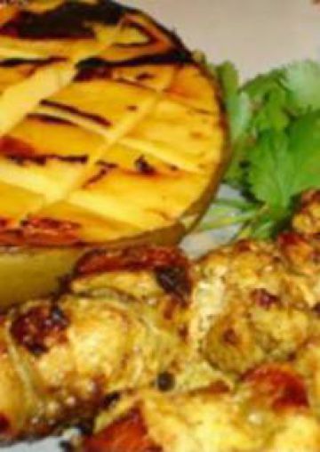 Brochette de poulet marinée à l'orientale et mangue grillée Brochette de poulet marinée à l'orientale et mangue grillée