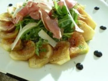 Carpaccio de figues, jambon cru, roquette et parmesan Carpaccio de figues, jambon cru, roquette et parmesan