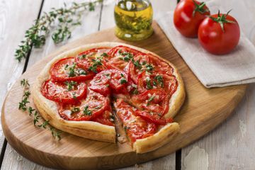 Tarte à la tomate, moutarde et herbes de Provence