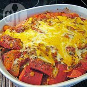 Pâtes à la tomate et saucisses au four