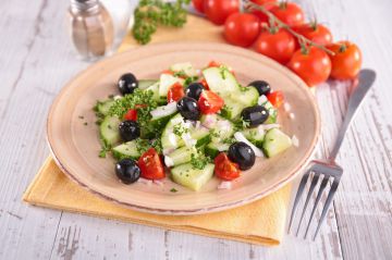 Salade de concombre, tomates et olives noires Salade de concombre, tomates et olives noires