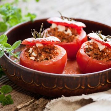 Tomates farcies au riz, pignons, raisins secs et feta Tomates farcies au riz, pignons, raisins secs et feta