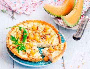 Tarte ricotta-chèvre, billes de melon et pignons de pin Tarte ricotta-chèvre, billes de melon et pignons de pin