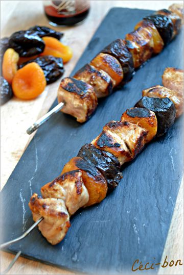 Brochettes de porc aux arbicots secs et aux pruneaux à la plancha