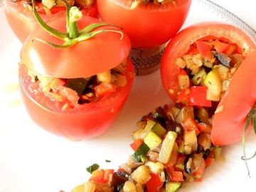 Tomate farcie aux petits légumes. Tomate farcie aux petits légumes.