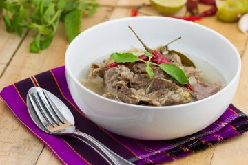 Soupe de bœuf au curry, gingembre et coriandre Soupe de bœuf au curry, gingembre et coriandre
