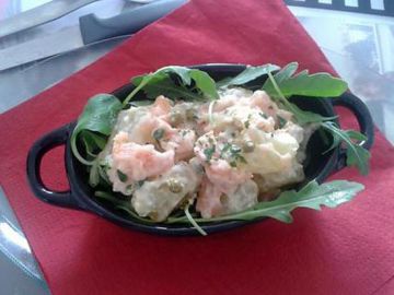 Salade de pommes de terre au saumon fumé et feuilles de roquette Salade de pommes de terre au saumon fumé et feuilles de roquette