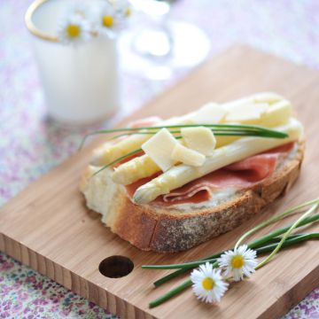 Tartines de jambon cru, asperges et fromage blanc Tartines de jambon cru, asperges et fromage blanc