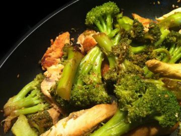 Poulet & brocolis sautés au sésame ! Poulet & brocolis sautés au sésame !