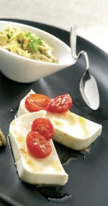 Terrine de Reblochon, tomates caramélisées, tapenade d'olives vertes et noisettes Terrine de Reblochon, tomates caramélisées, tapenade d'olives vertes et noisettes