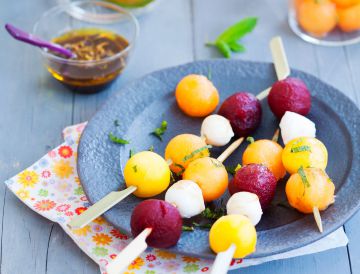 Brochettes de billes multicolores et sirop balsamique Brochettes de billes multicolores et sirop balsamique