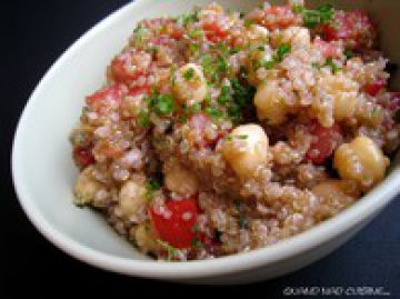 Salade de quinoa aux pois chiches et tomates