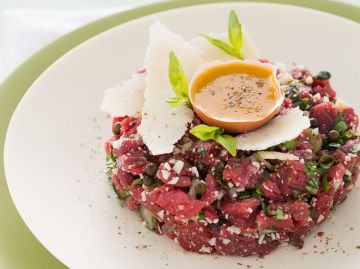 Tartare de bœuf au parmesan et piment d'Espelette Tartare de bœuf au parmesan et piment d'Espelette