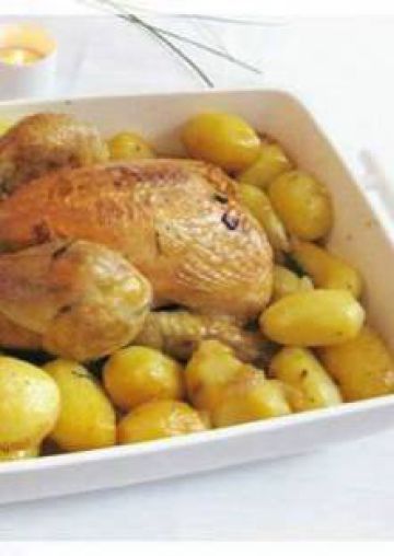 Poulet rôti aux pommes de terre et à l'ail Poulet rôti aux pommes de terre et à l'ail