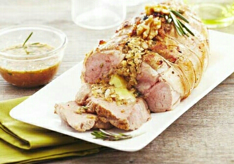 Rôti de veau farci, fromage frais aux herbes. Rôti de veau farci, fromage frais aux herbes.