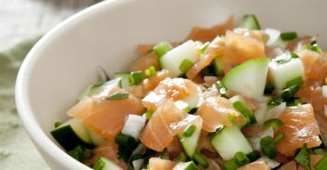 Salade de saumon fumé, pomme et concombre Salade de saumon fumé, pomme et concombre
