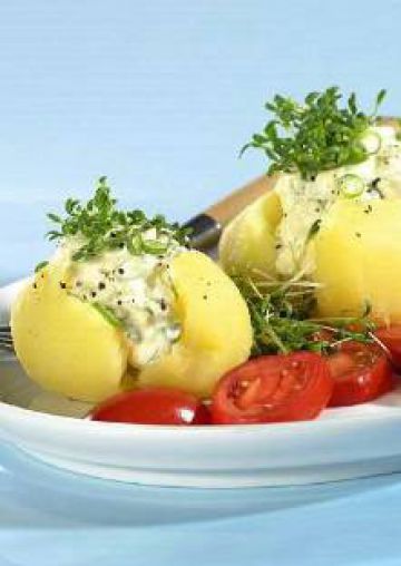 Pommes de terre aux oignons nouveaux au fromage blanc et à la salade de tom Pommes de terre aux oignons nouveaux au fromage blanc et à la salade de tom