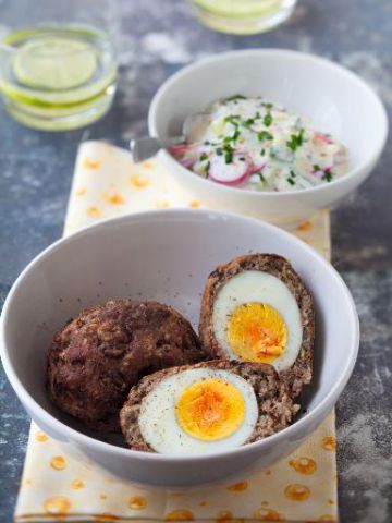 Oeufs frits à la viande et raïta aux radis Oeufs frits à la viande et raïta aux radis