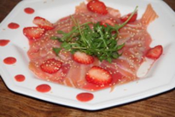 Carpaccio de saumon fumé, ketchup de fraises Carpaccio de saumon fumé, ketchup de fraises