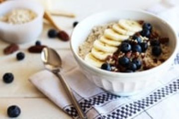 Porridge au lait de coco, banane, myrtille et noix de pécan Porridge au lait de coco, banane, myrtille et noix de pécan